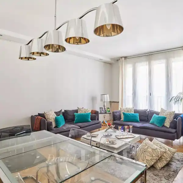 BRIGHT, QUIET RESIDENCE WITH THOUGHTFUL LAYOUT