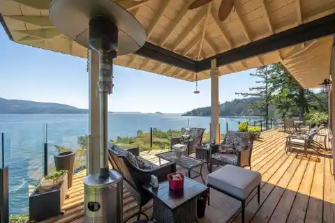 Beautiful Waterfront Retreat