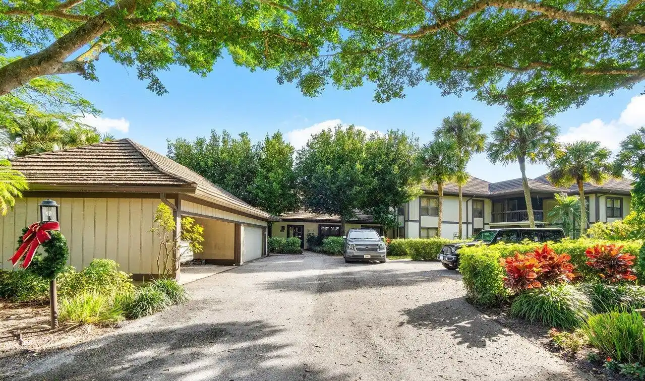 Exquisitely Renovated End-unit Bungalow in Palm Beach Polo Club