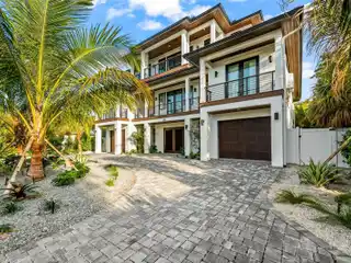 Gorgeous Luxury Home Steps to the Beach