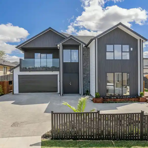 DESIGNER FAMILY LIVING WITH POOLSIDE PERFECTION