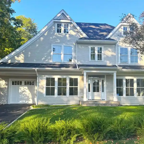 LIFESTYLE AND CONVENIENCE IN GLEN OAKS