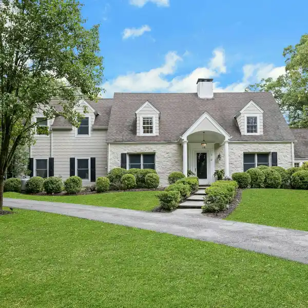 CHARMING CAPE WITH GUEST COTTAGE AND POOL