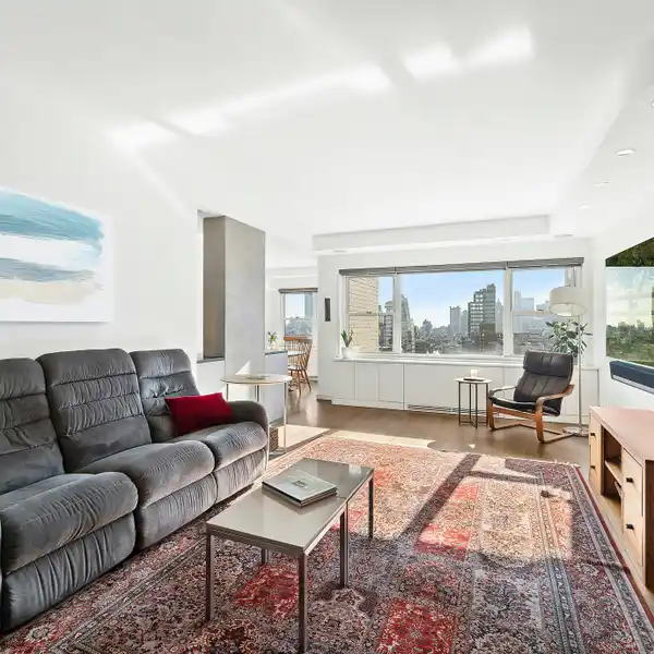 SPECTACULAR PENTHOUSE HIGH ABOVE THE CITY