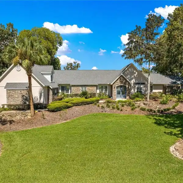 REMARKABLE HOME IN COUNTRY CLUB OF OCALA