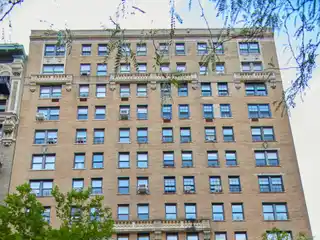 A Prewar Classic 6-Room Home in Move-In Condition