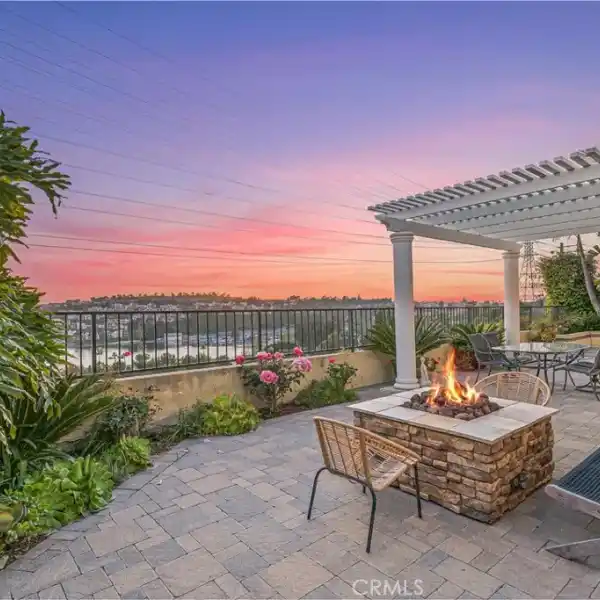 BREATHTAKING LAKE VIEW RESIDENCE IN CANYON CREST