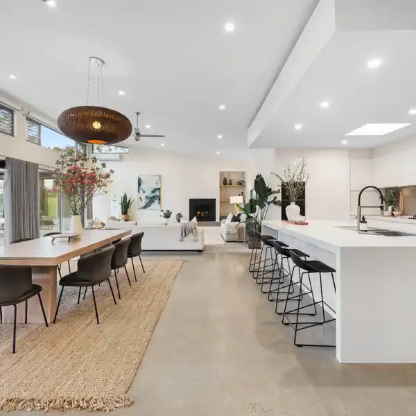 MASTERFULLY EXECUTED BLEND OF CONTEMPORARY ARCHITECTURE AND RESORT-STYLE LIVING