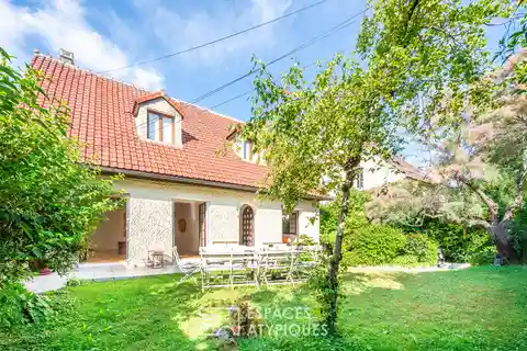 Artistic Sanctuary Near Metro Access