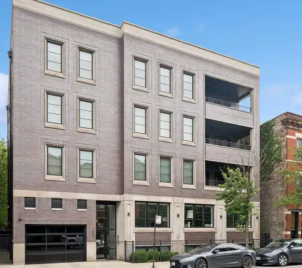 THE HEIGHT OF LUXURY LIVING IN THE HEART OF LINCOLN PARK