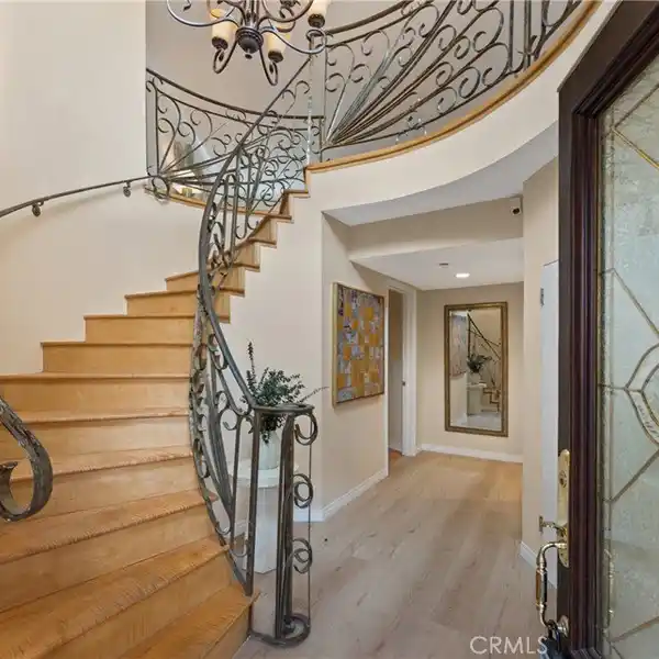 TOP UNIT PENTHOUSE CORNER UNIT IN BRENTWOOD