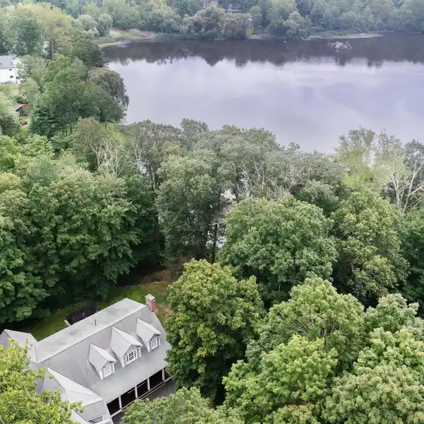 WATERFRONT RETREAT ON LAKE MAMANASCO