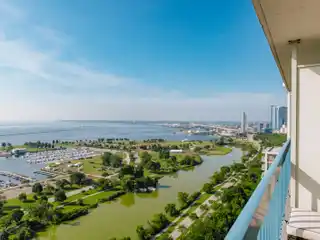 Incredible Penthouse Unit in Landmark on the Lake