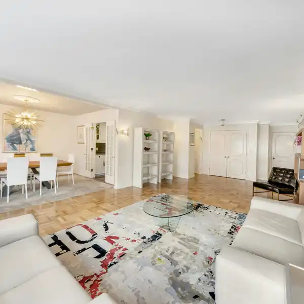 SPACIOUS APARTMENT IN A FULL-SERVICE PARK AVENUE BUILDING