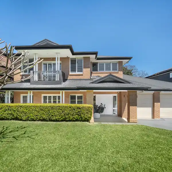 CONTEMPORARY COMFORT WITH CRISP COASTAL VIBES