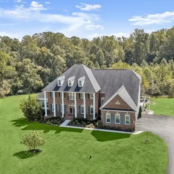 STATELY RESIDENCE IN SOUGHT-AFTER SCHOOLEY MILL FARM