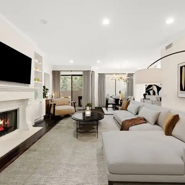 EXCEPTIONAL SINGLE-LEVEL RESIDENCE IN CENTURY HILL