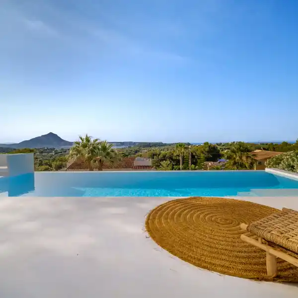 RENOVATED VILLA WITH BEAUTIFUL SEA VIEWS