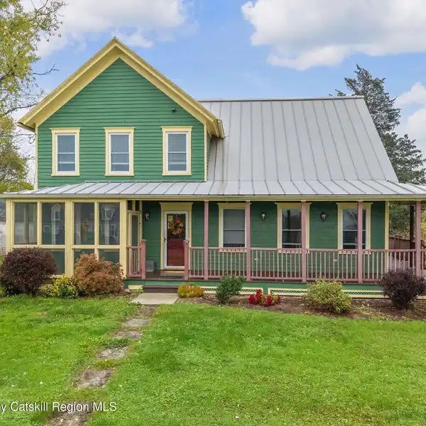 CHARMING LUXURIOUS FARMHOUSE