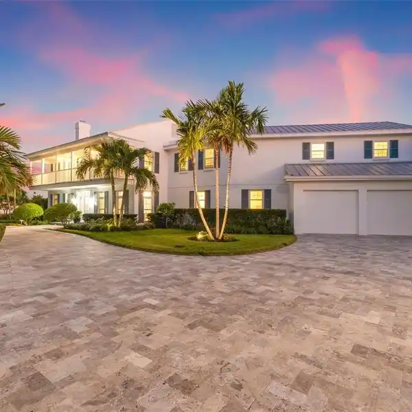 THE ULTIMATE COASTAL LIFESTYLE