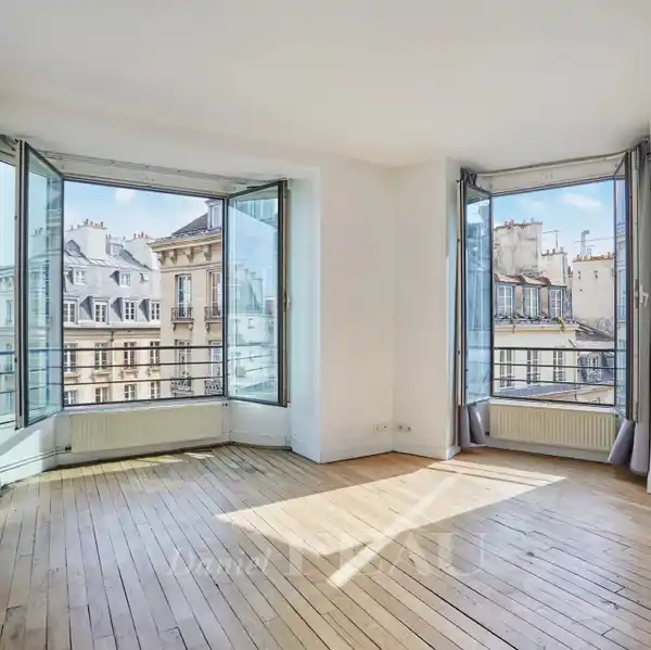 PERFECT PIED-à-TERRE IN A BEAUTIFUL BUILDING