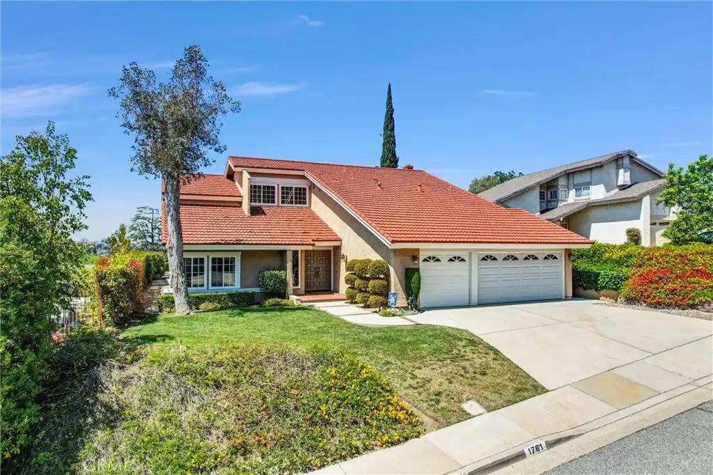 Beautifully Maintained Home in Via Verde