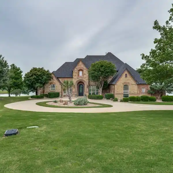 IMPRESSIVE LAKEFRONT HOME