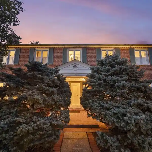 TIMELESS ELEGANCE ON SPACIOUS CORNER