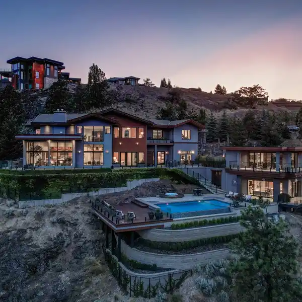 LUXURY HILLSIDE RETREAT