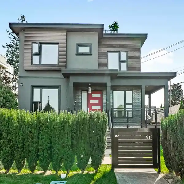 STUNNING CONTEMPORARY HOME OFFERING SPECTACULAR VIEWS