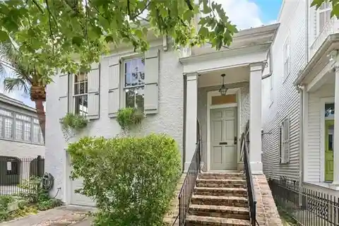 Modern Meets Traditional in Prime Location