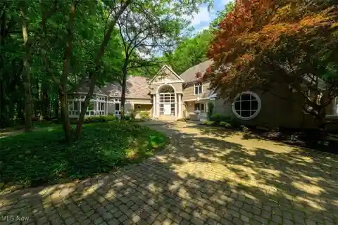 Iconic Modern Masterpiece on Private 3.5 Acres