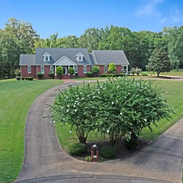 STUNNING 8-ACRE ESTATE