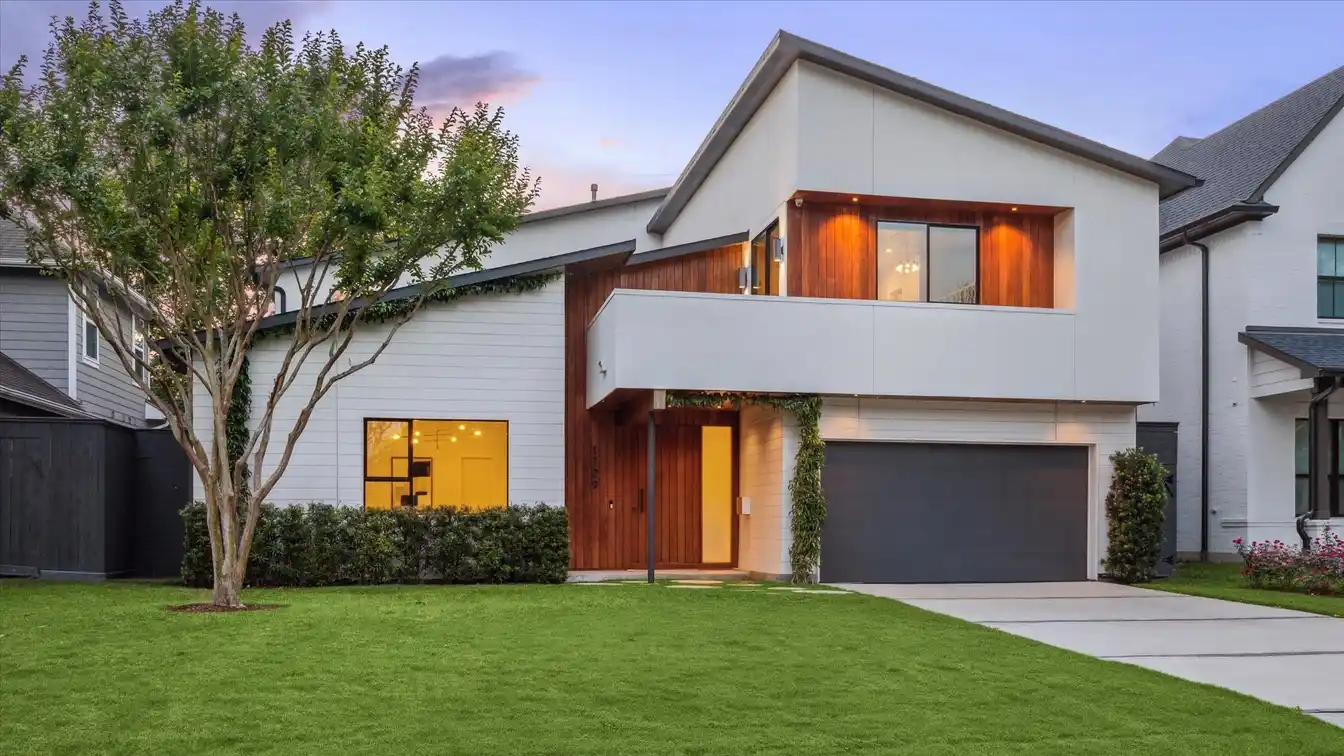 Cutting-edge Modern Smart Home with Lap Pool