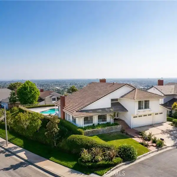 BEAUTIFUL HOME WITH SPECTACULAR VIEWS