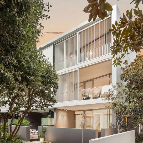 LUXURY FOUR BEDROOM TOWNHOUSE IN EXCLUSIVE BEACHSIDE LEIGHTON