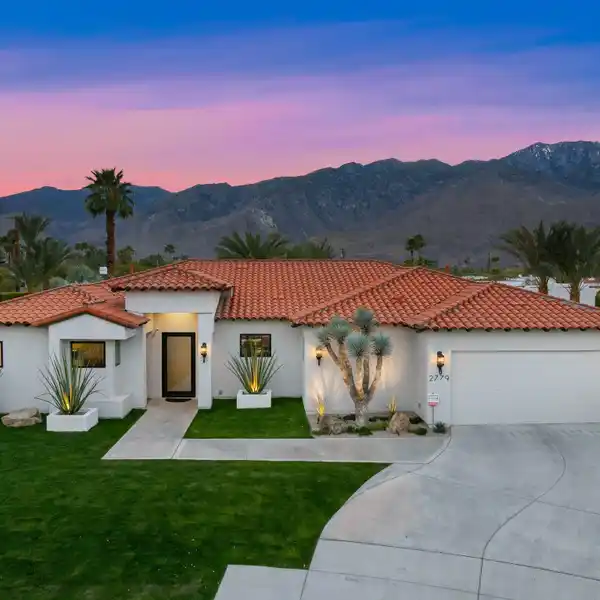 BEAUTIFULLY REIMAGINED PALM SPRINGS ESTATE