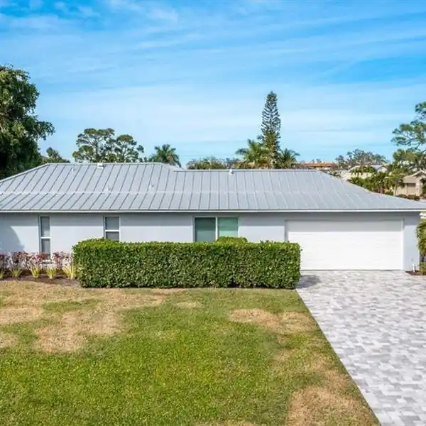 AMAZING FURNISHED RENTAL OPPORTUNITY ONLY 1.7 MILES TO THE BEACH