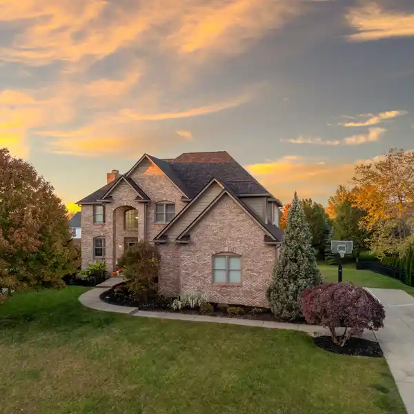 GORGEOUS SIX BEDROOM HOME IN SOUGHT-AFTER HAMILTON PROPER
