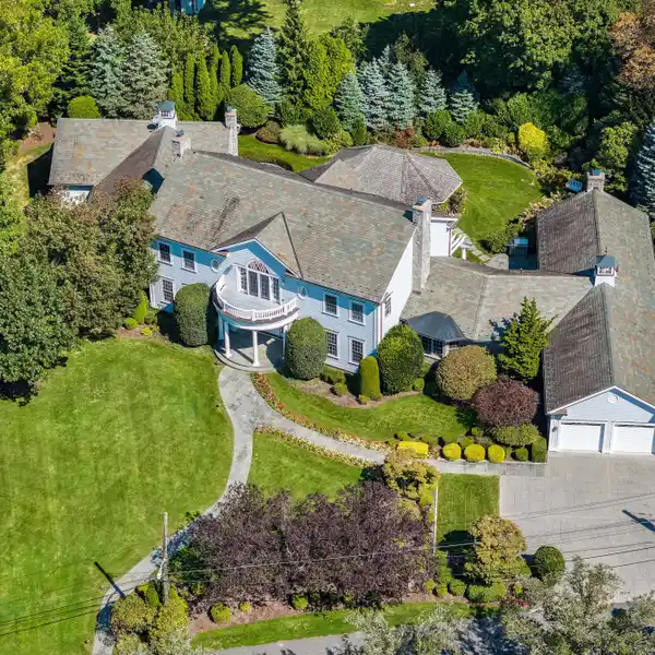 CLASSIC CUSTOM COLONIAL IN PREMIUM POINT