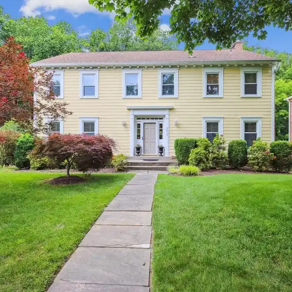 CLASSIC COLONIAL IN DESIRABLE FALLSREACH