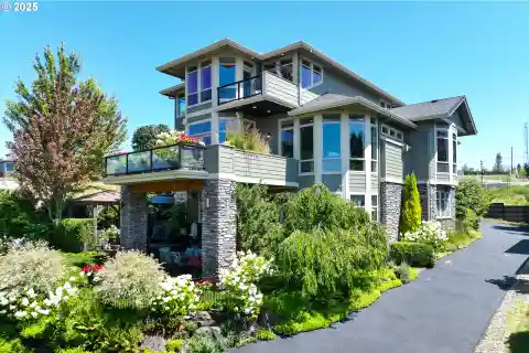 Luxury Open-Plan Home with Jaw-Dropping Views