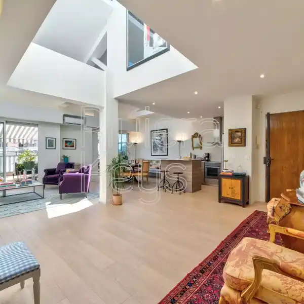 BRIGHT AND BEAUTIFUL TOP FLOOR APARTMENT