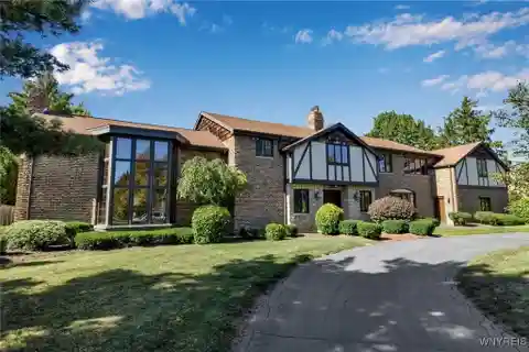 Gracious Mansion with Poolside Elegance
