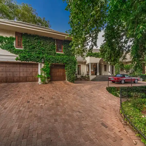 HAMPTONS-INSPIRED LUXURY IN THE HEART OF JOBURG