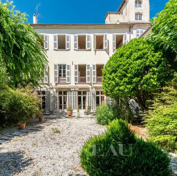 SPACIOUS SUNLIT HOME