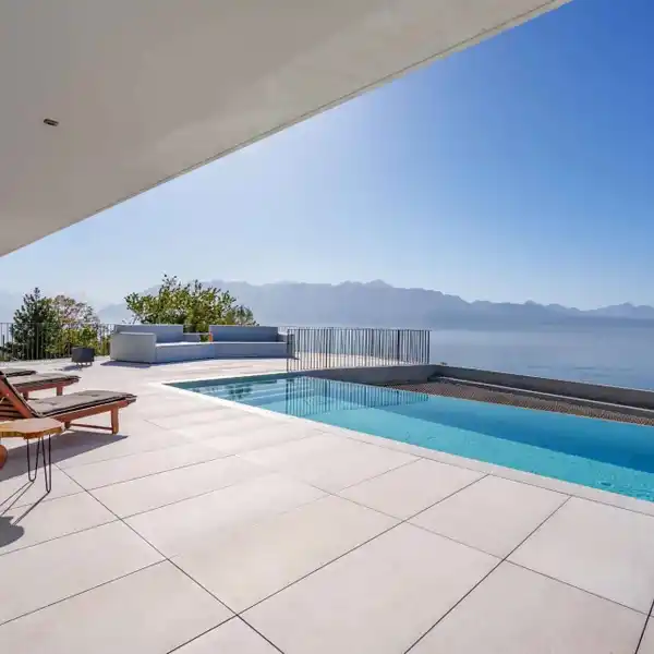 STUNNING CONTEMPORARY RESIDENCE