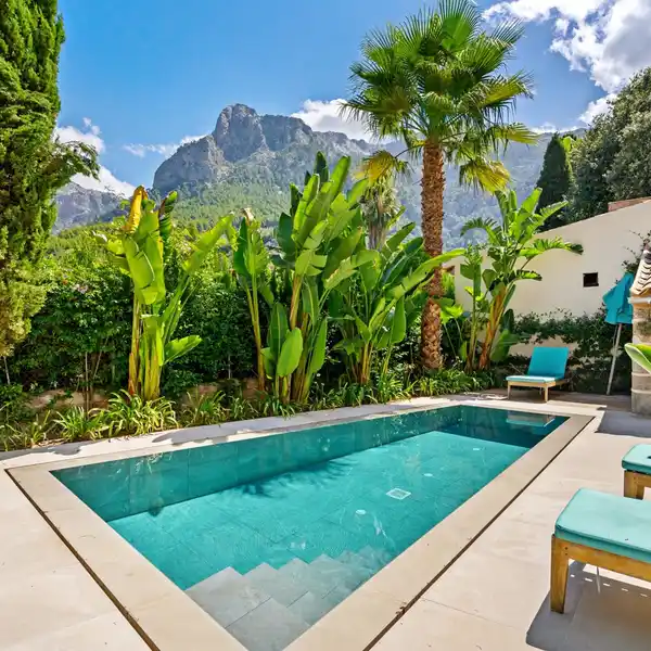 FANTASTIC TOWN HOUSE WITH POOL AND GARDEN