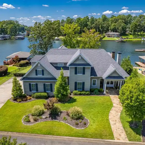 STUNNING LAKEFRONT HOME ON LAKE HAMILTON