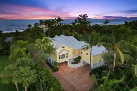 Refined Coastal Living on Jupiter Island